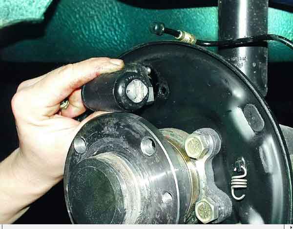 Как поменять колесный цилиндр на ВАЗ 2110, 12, 11.