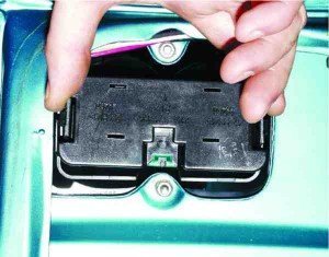 Как снять и установить фонарь на крышке багажника ВАЗ 2110