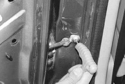 Как заменить ограничитель открывания задней двери на рено логан
