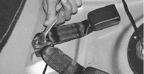 Как снять и установить задние ремни безопасности на рено логан